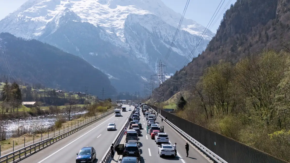 Stau am Gotthardtunnel auf dem Weg in die Schweiz