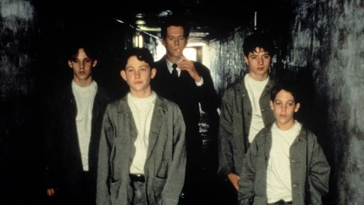 Szene mit vier Jugendlichen und Kevin Bacon im Film „Sleepers“ (1996)