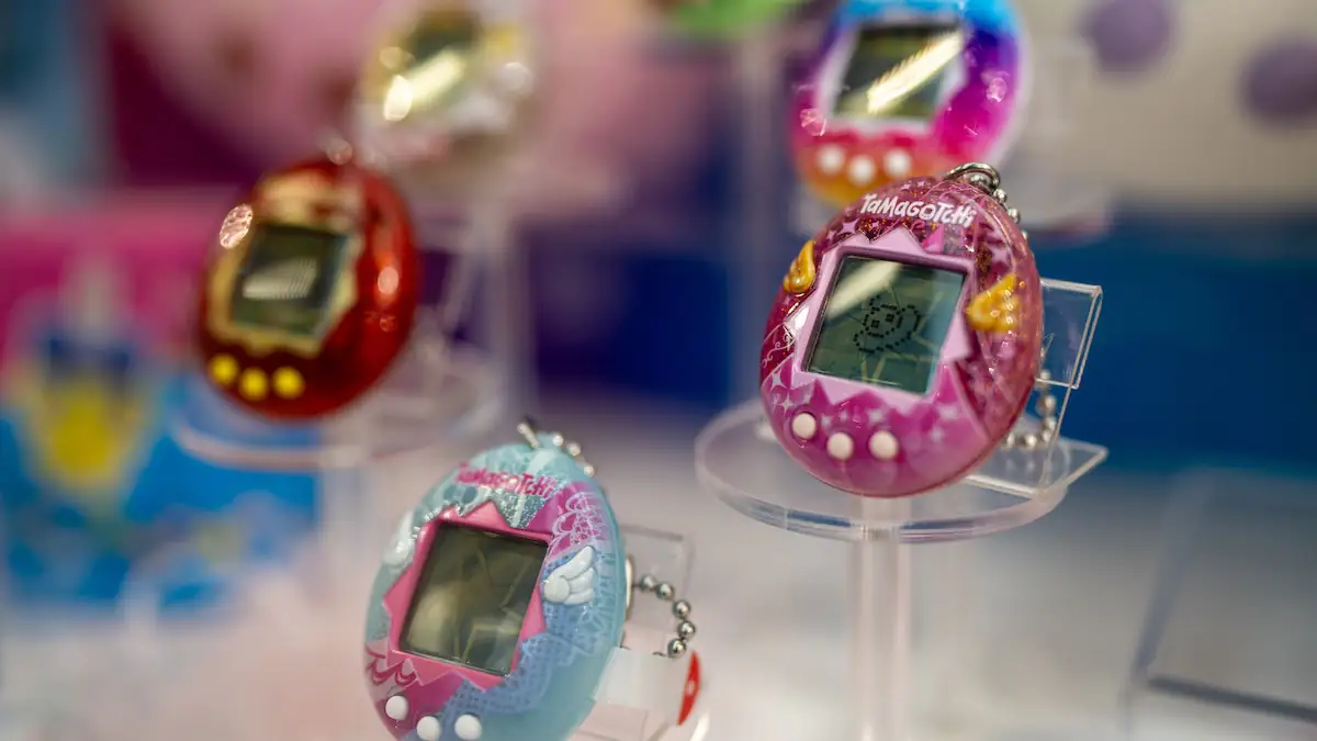 Mehrere Tamagotchis in einer Auslage in einem Spieleladen