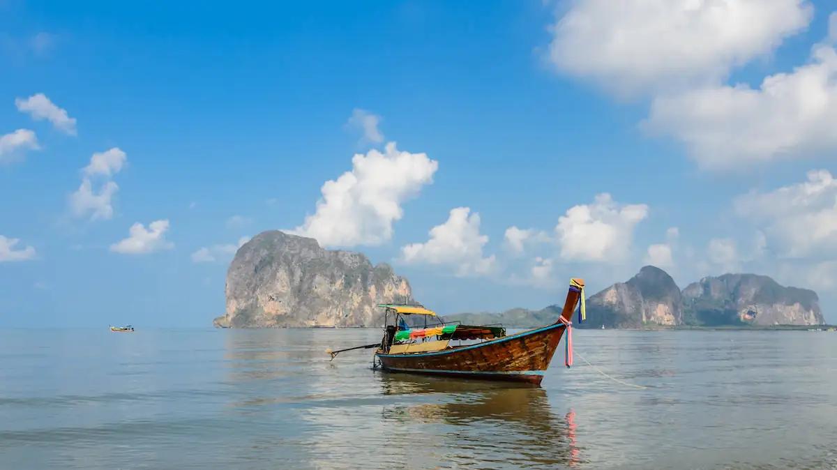 Traditionelles Holzboot aus Thailand auf dem Wasser