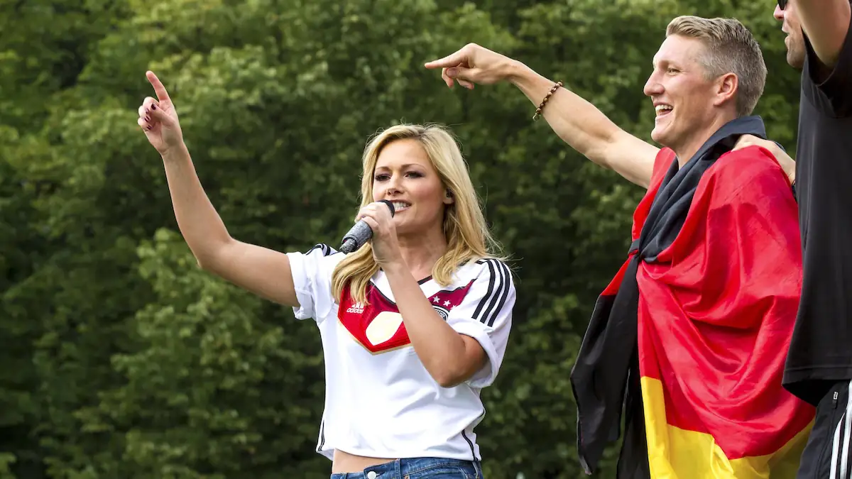 WM-Song: Helene Fischer und Bastian Schweinsteiger beim Empfang der Deutschen Nationalmannschaft auf der WM-Fanmeile