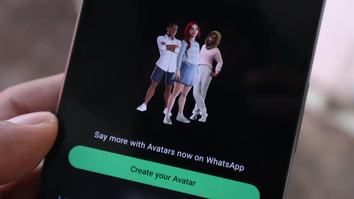 Smartphone zeigt WhatsApp-Avatare