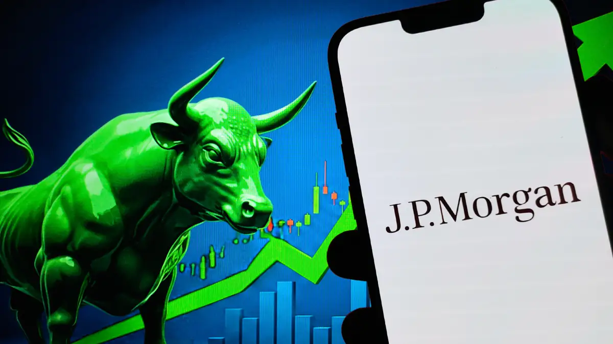 Smartphone mit dem Schriftzug J.P. Morgan vor einem Börsen-Bullen