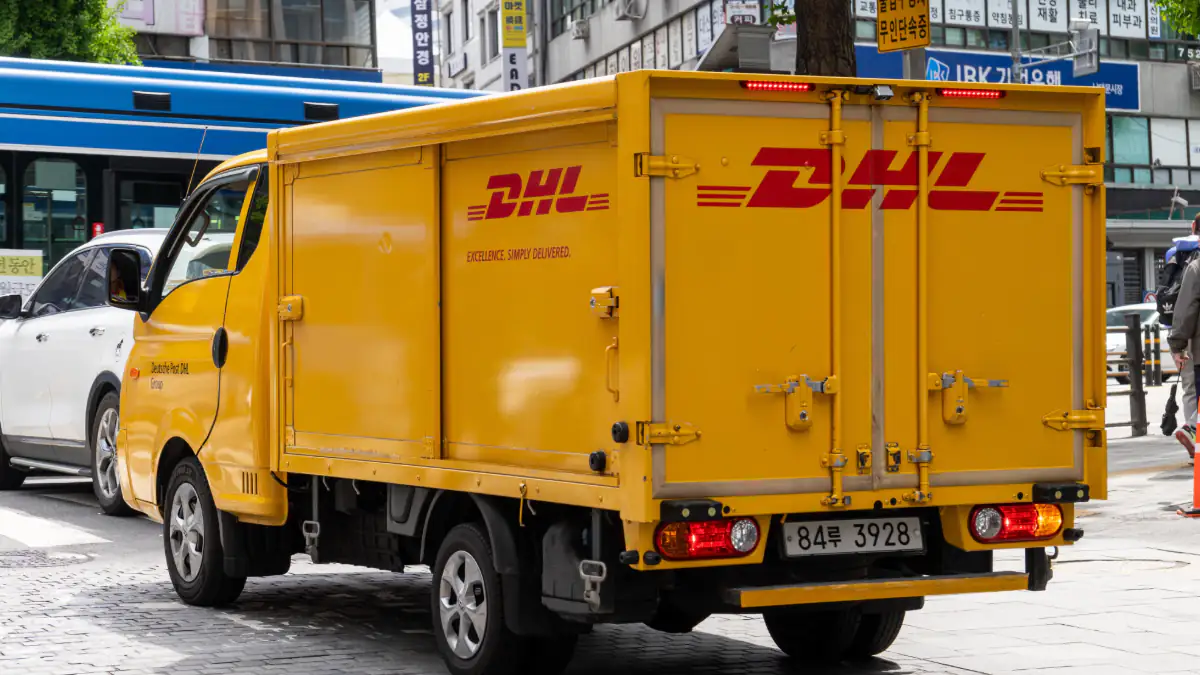 Auslieferungswagen der DHL