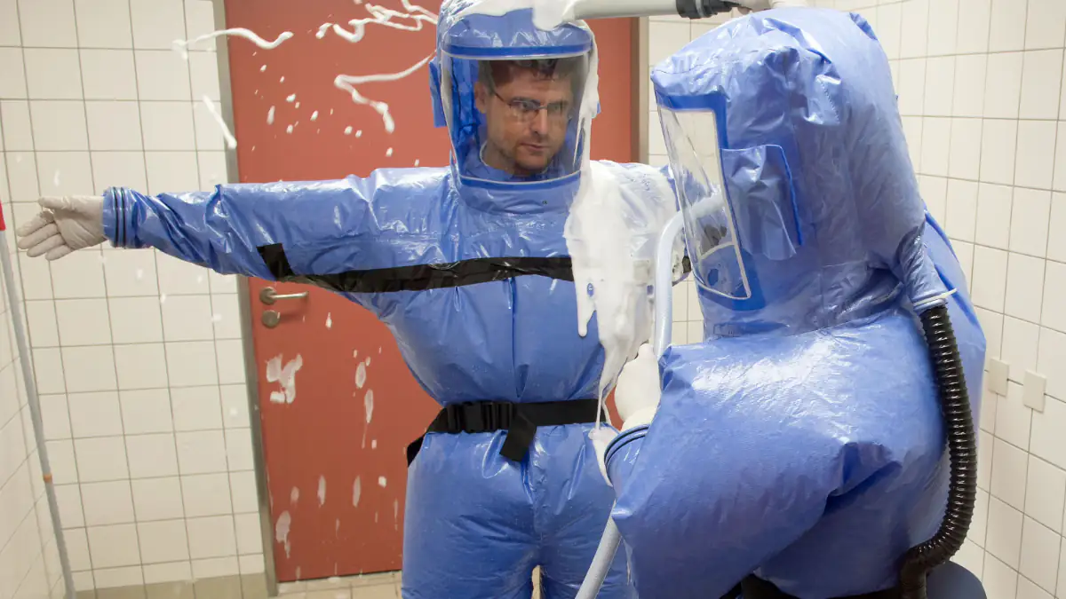 Ebola-Patient in Deutschland: Schutzanzug auf Isolierstation wird desinfiziert