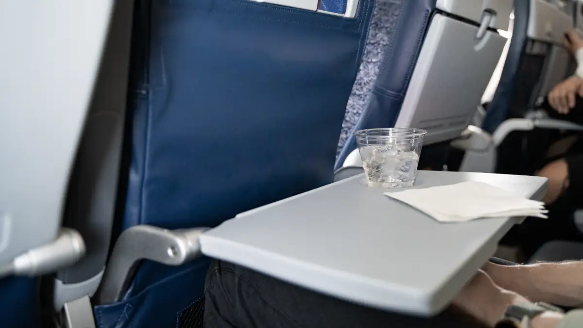 Klapptische im Flugzeug