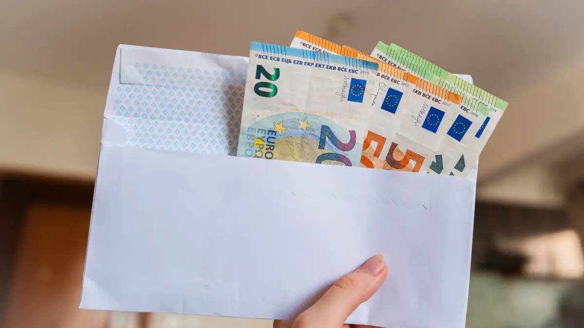 Symbolbild Gehalt: Euroscheine in einem Umschlag
