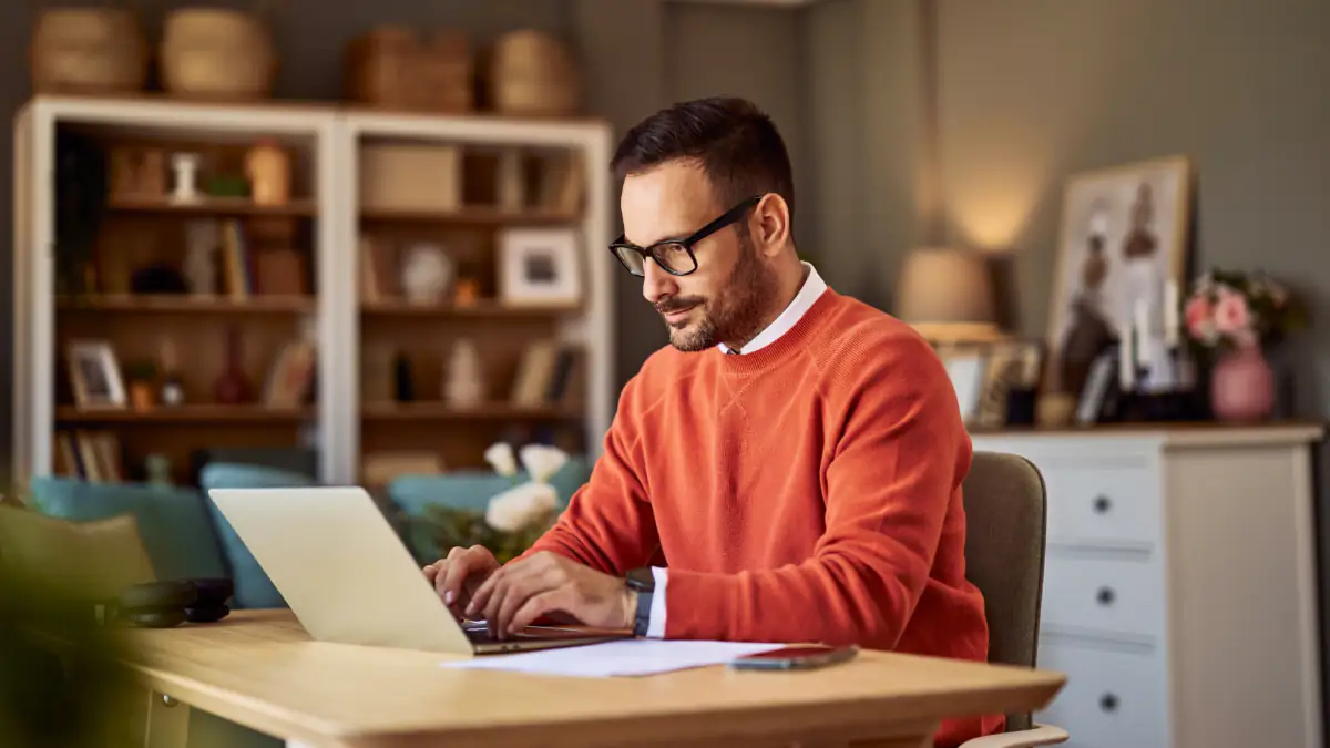 Mann sitzt am Computer im Homeoffice