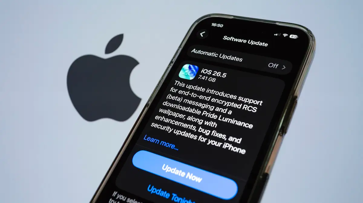 iOS 16.5. Update auf einemi Phone, im Hintergrund ein Apple-Logo