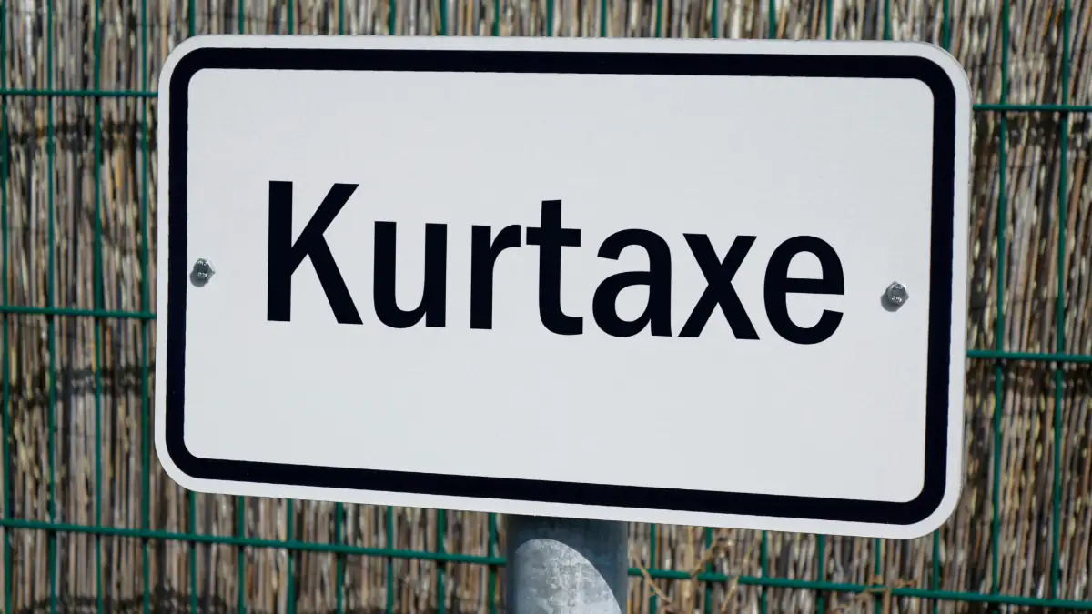 Schild mit der Aufschrift "Kurtaxe"
