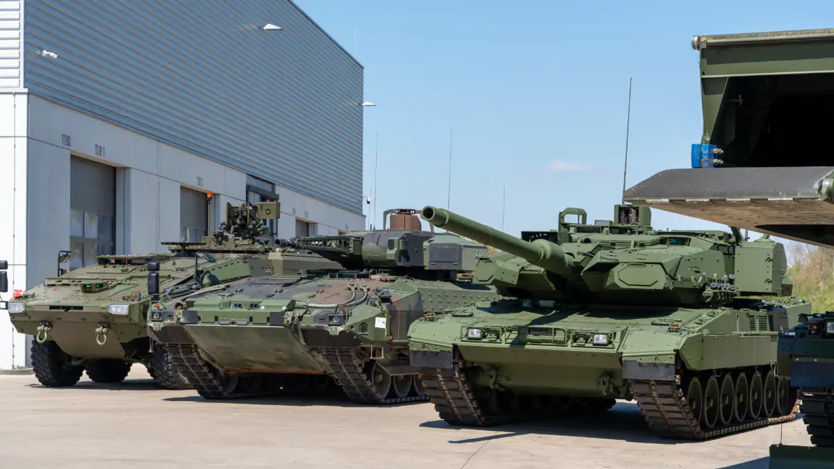 Leopard 2 Panzer auf dem Werksgelände von KNDS München