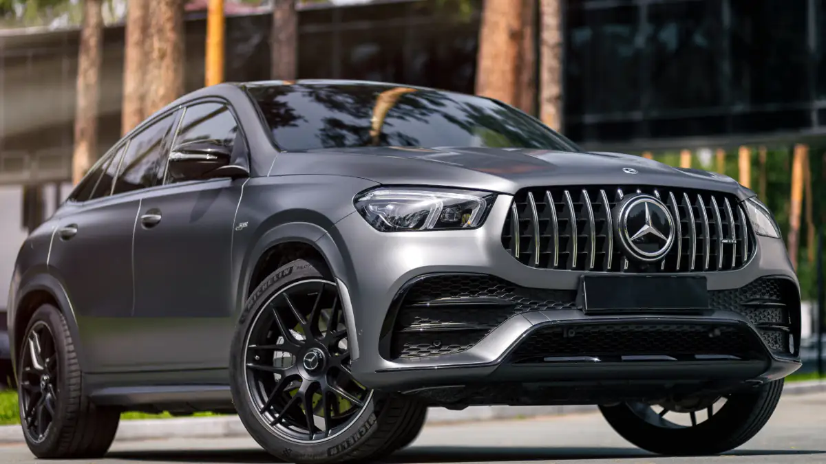 Ein grauer Wagen der Marke Mercedes-Benz