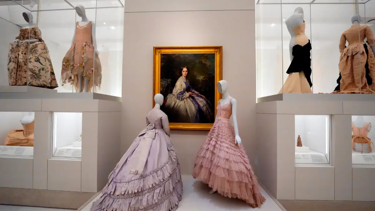 Puppen mit Kleidern in der Met Gala Ausstellung