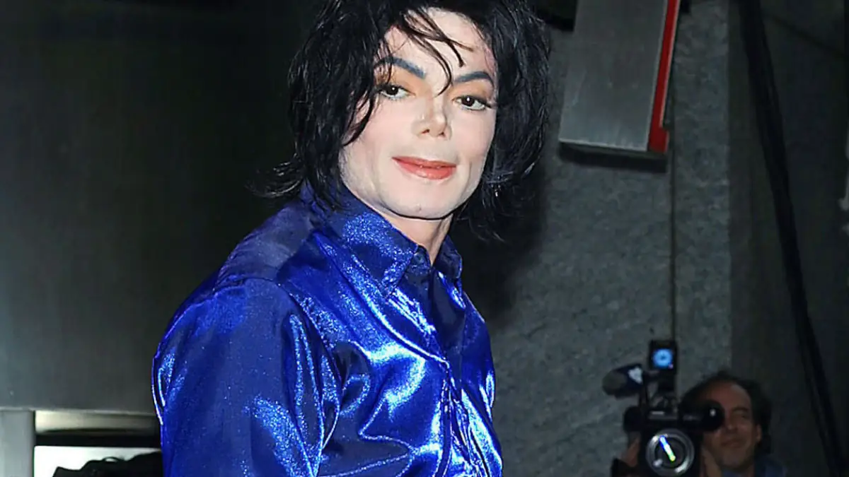 Sänger Michael Jackson in einem blauen Hemd