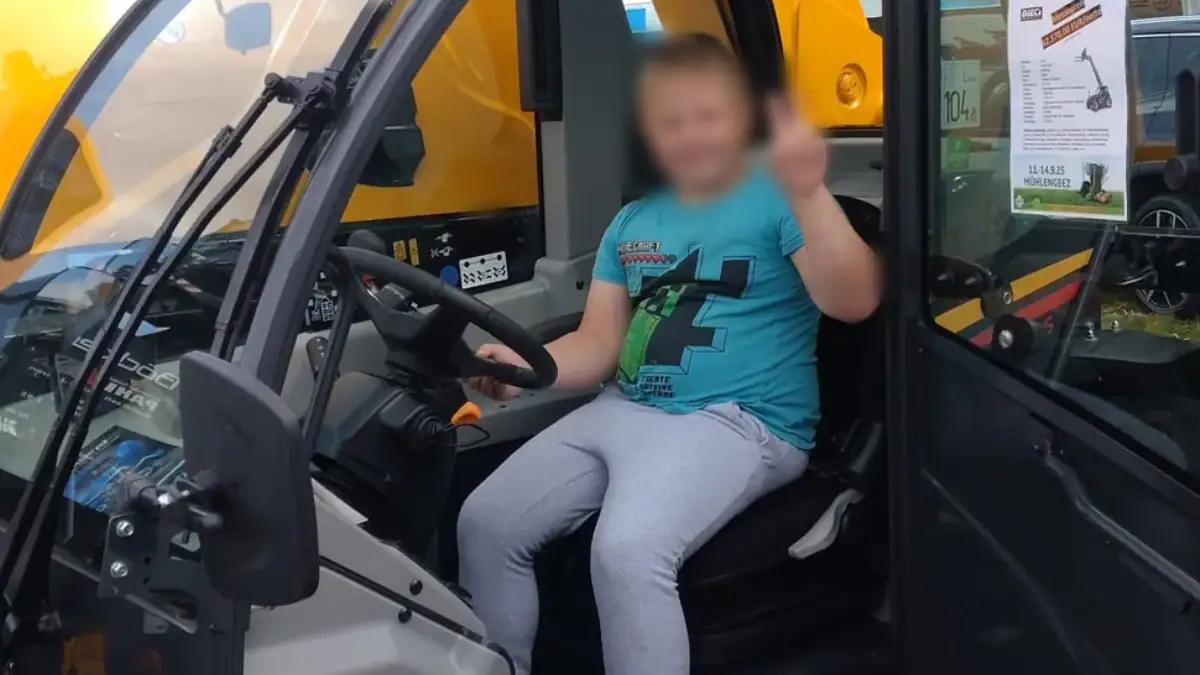 Fabian aus Güstrow in einem Traktor