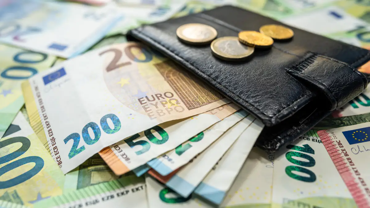 Euroscheine und Kleingeld liegen auf einem Tisch