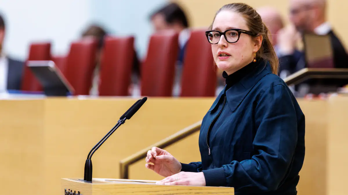 Grünen-Politikerin Julia Post bei einer Rede