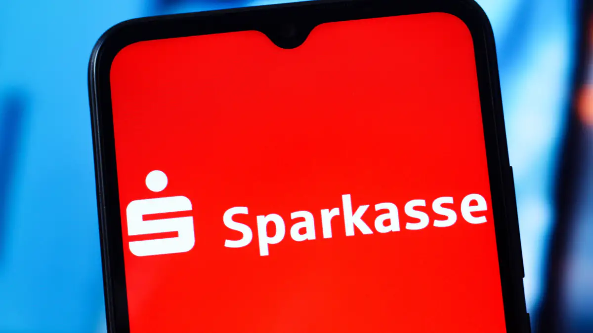 Das Logo der Sparkasse auf einem Smartphone