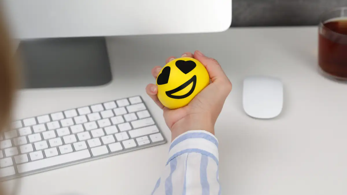 TikTok-Trend: Frau hält Stressball in der Hand