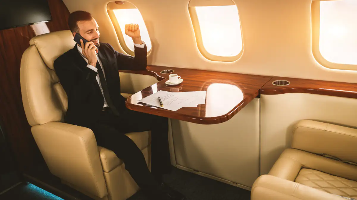 Superreiche in Deutschland: Mann sitzt im Privatjet
