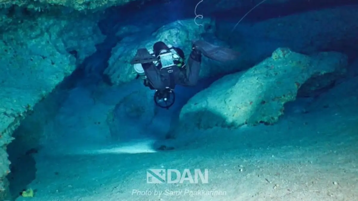 Taucher bei einer Rettungsaktion in einer Höhle auf den Malediven