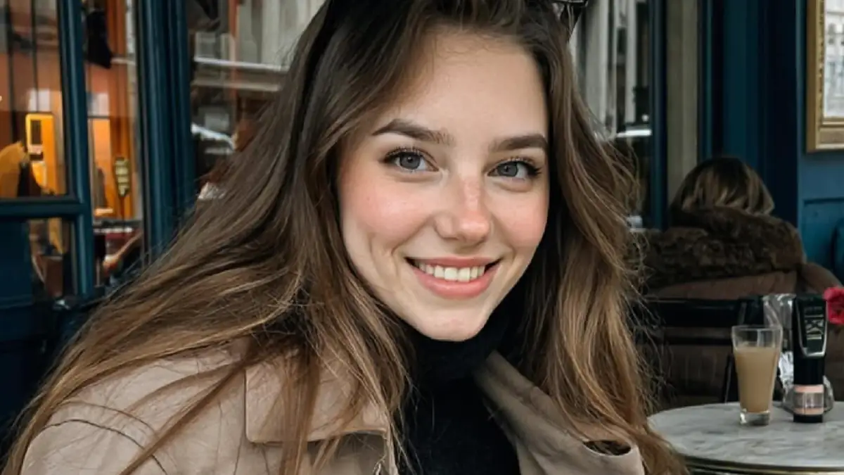 Die KI-Schauspielerin Tilly Norwood lächelt auf einem generierten Foto