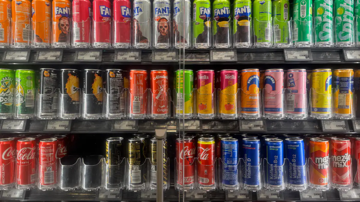Softdrinks wie Cola und Fanta in Dosen