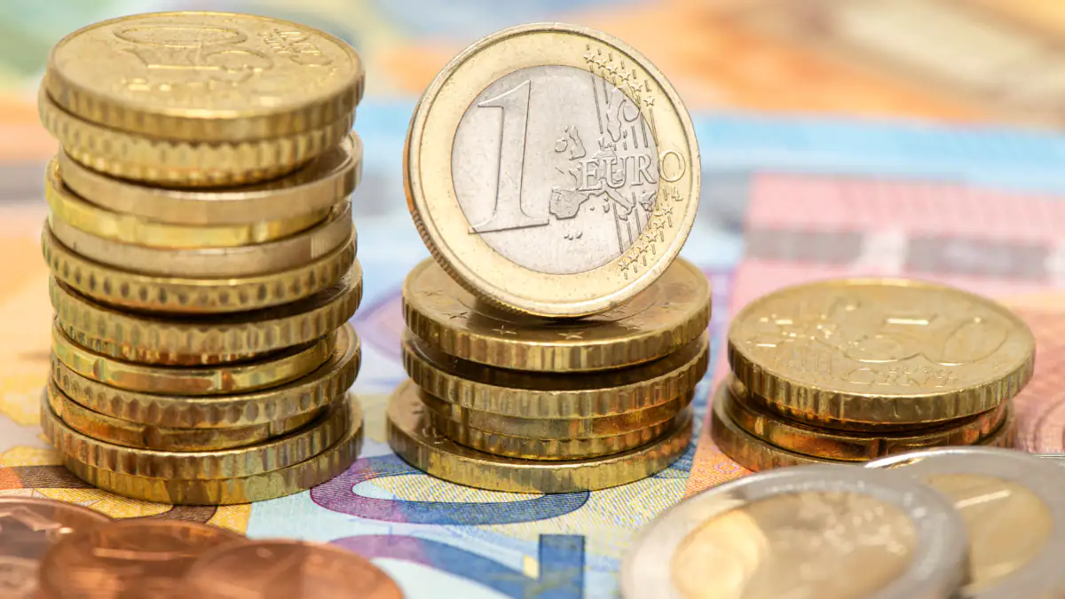 Euroscheine und Münzen