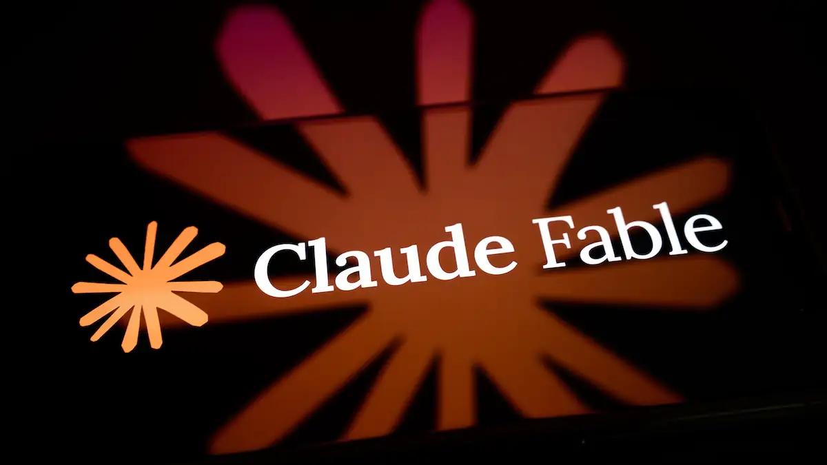 Smartphone zeigt den Schriftzug „Claude Fable“ als Symbolbild für die neuesten KI-Modelle von Anthropic