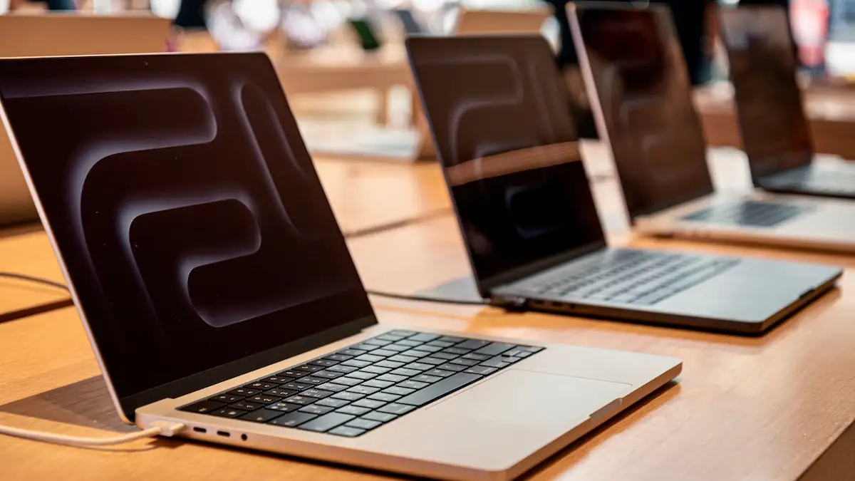 MacBook Pros von Apple nebeneinander