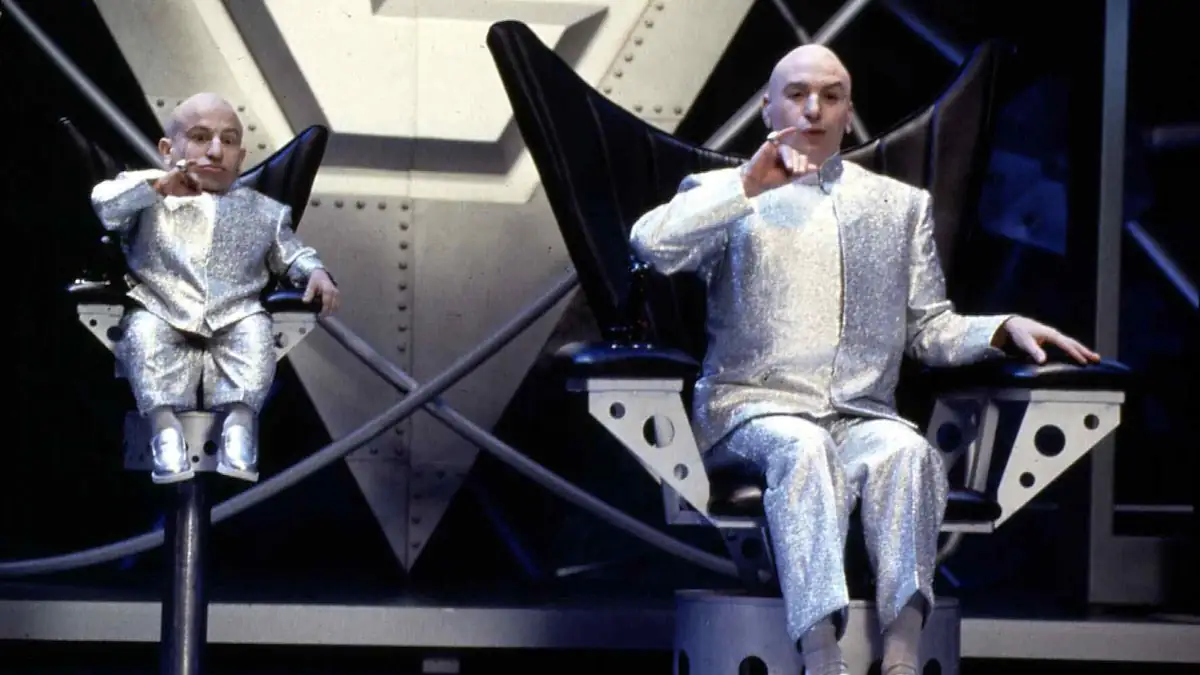 Verne J. Troyer und Mike Myers in „Austin Powers“