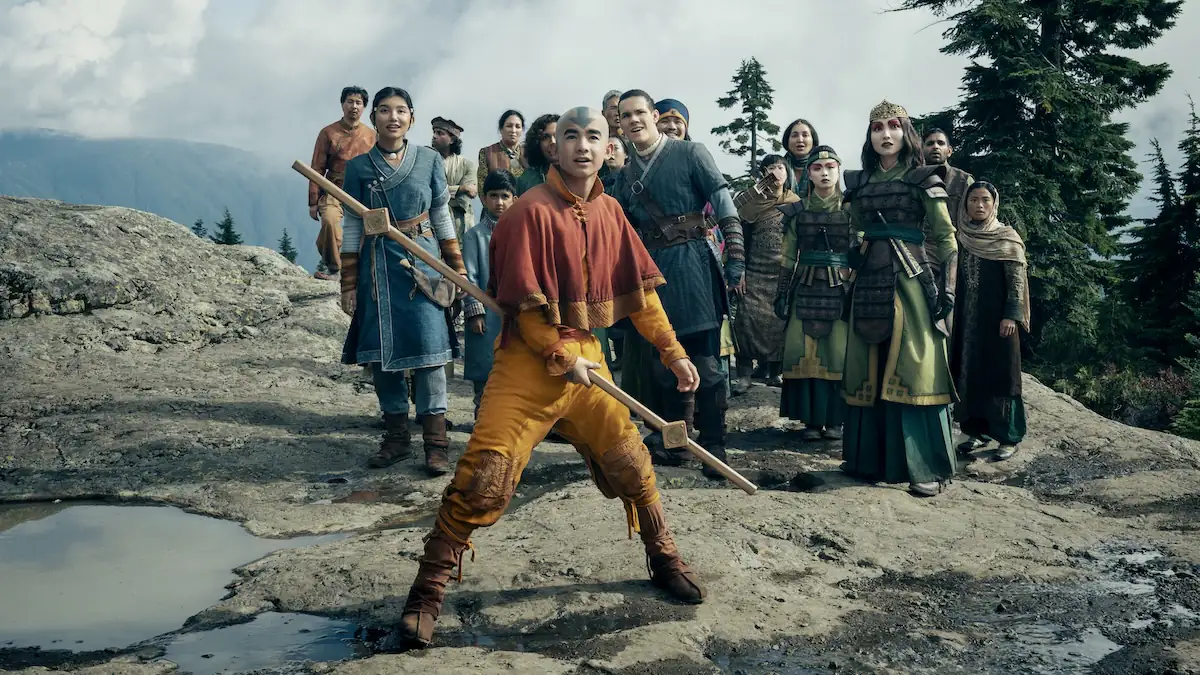 Der Cast der Netflix-Serie „Avatar“ in ihren Kostümen
