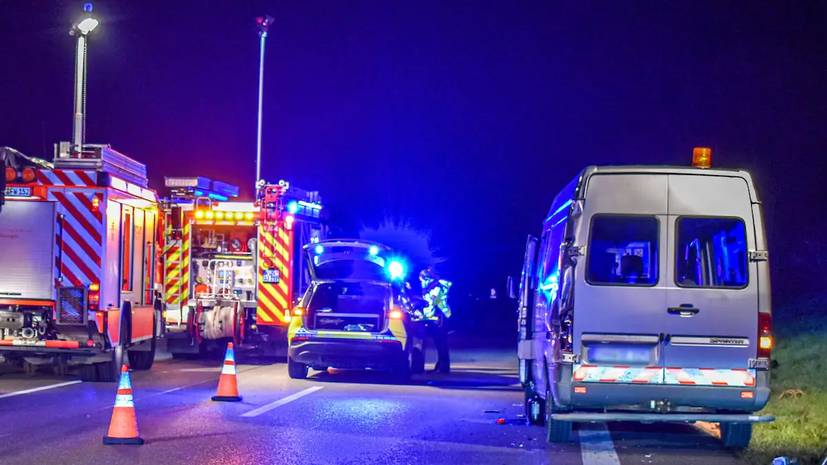 Beamtenstatus: Einsatzfahrzeuge der Polizei und der Feuerwehr bei einem Notfall