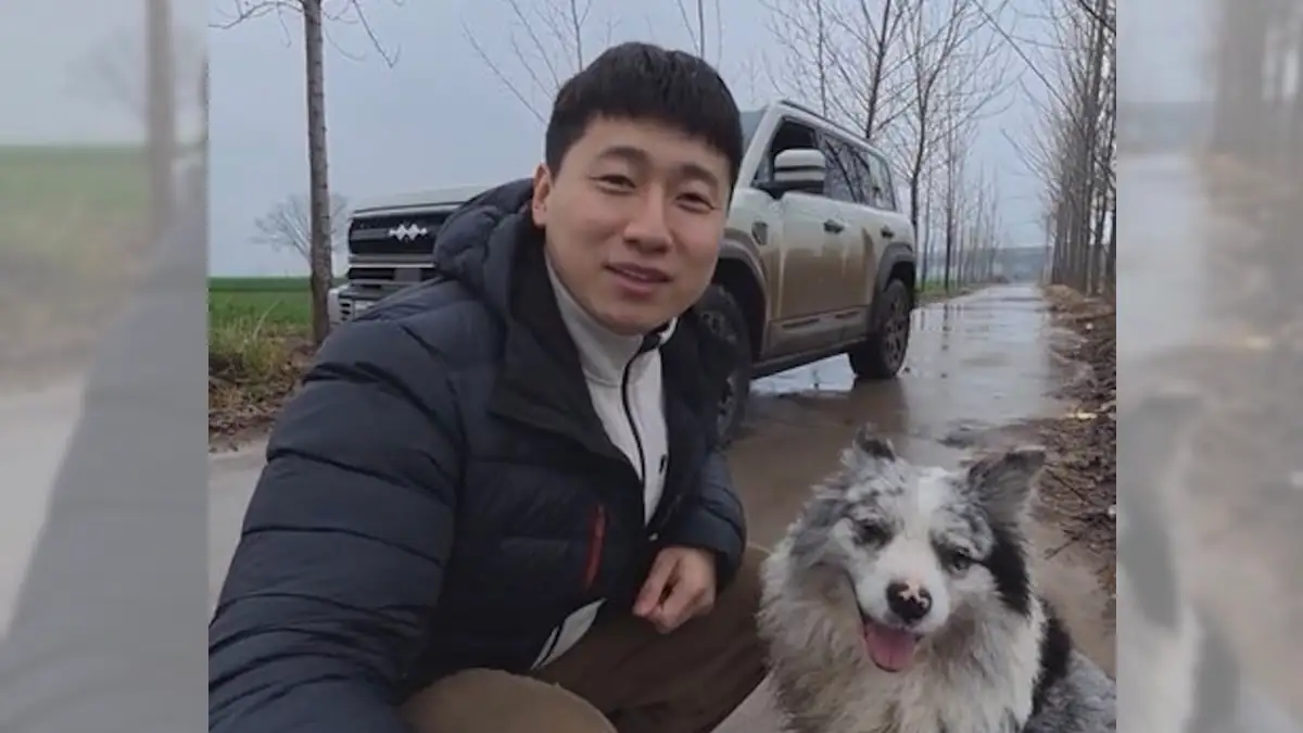 Hund Chutou mit seinem Besitzer Guo