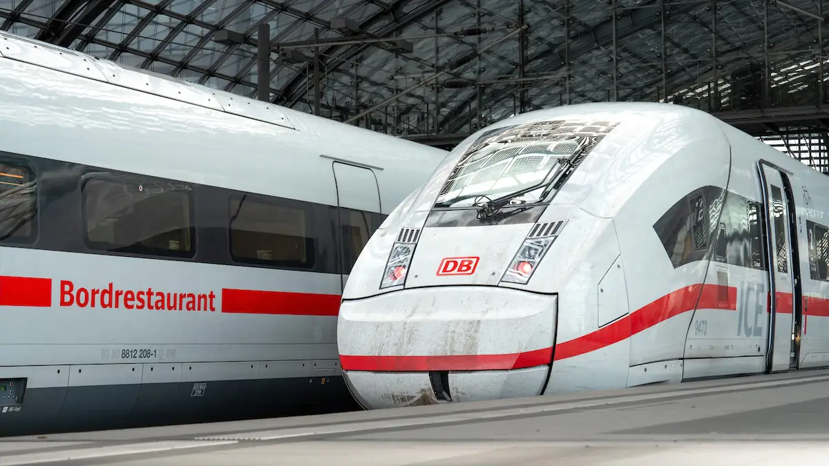 Keine Pommes mehr bei der Deutschen Bahn: Zwei Züge der DB an einem Bahnhof, auf einem ist der Schriftzug „Bordrestaurant“ zu sehen