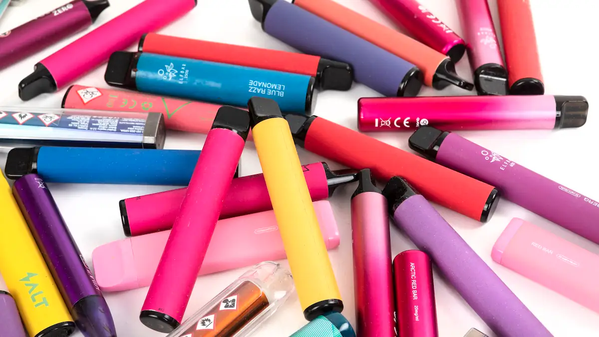 Einweg-E-Vapes in verschiedenen Farben auf einem Haufen