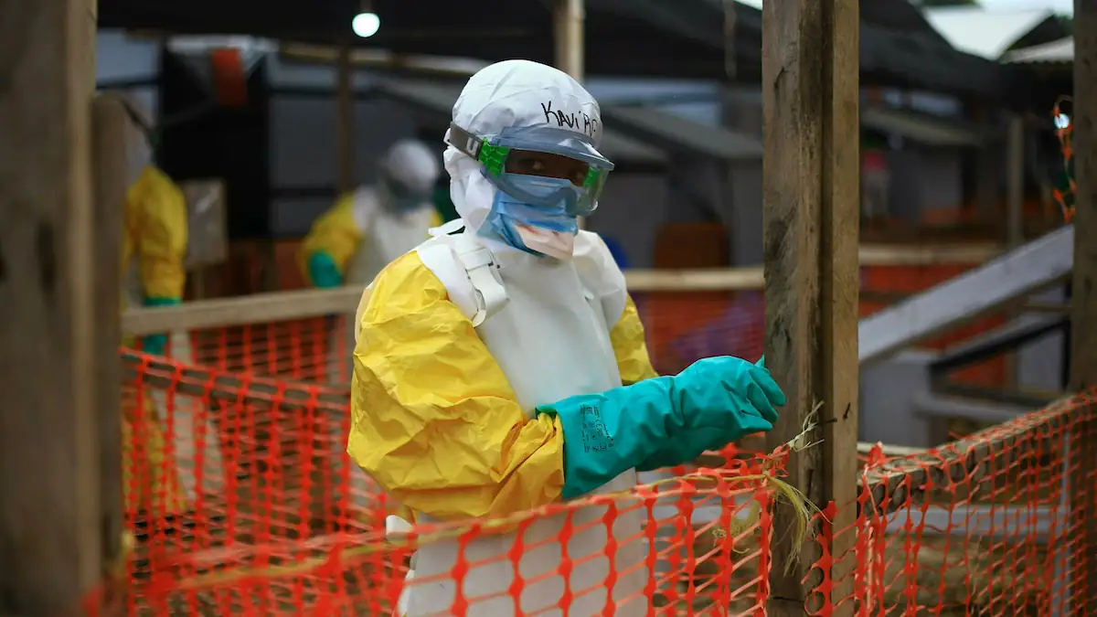 Ebola-Helfer in der Demokratischen Republik Kongo mit Schutzkleidung
