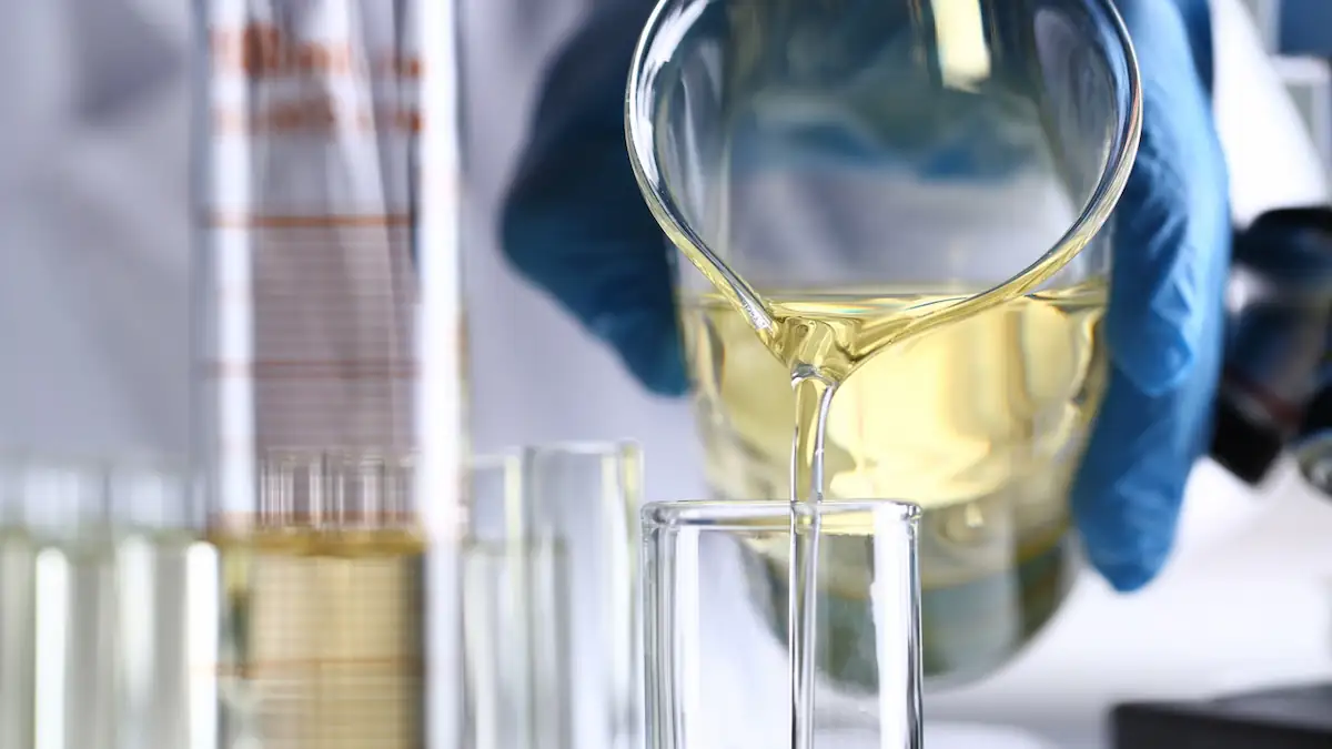 Ewigkeitschemikalien Symbolbild: Glasgefäße in Chemielabor mit gelblicher Flüssigkeit