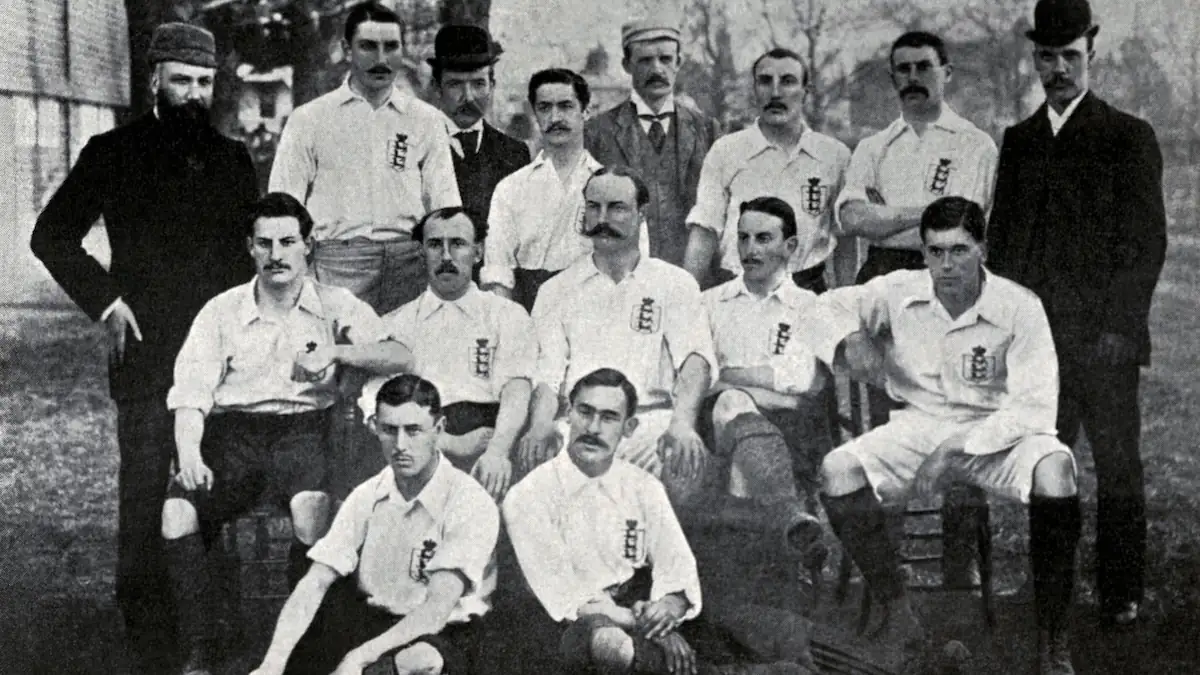 Fußball vs. Soccer: Die Aufnahme vom 01.04.1893 zeigt die Spieler und Offiziellen der englischen Fußball-Nationalmannschaft, die an diesem Tag im Londoner Richmond Athletic Ground ein Länderspiel gegen die schottische Auswahl bestreitet (5:2): Hinten (v.l.): William McGregor (FA-Vorstand), Robert Gosling, J.J. Bentley, John Holt, J.C. Clegg (FA-Vorstand), George Kinsey, Robert Holmes, John Goodall; Mitte (v.l.): Billy Bassett, John Reynolds, George Cotterill, Leslie Gay, Hugh Harrison; Vorne (v.l.): Fred Spiksley, Edgar Chadwick. Der Schotte William McGregor initiierte im Jahre 1888 die Gründung der Football League, deren Vorsitzender er dann auch wurde. Zudem war der Textilkaufmann Präsident des Birminghamer Fußballklubs Aston Villa. McGregor wurde 1846 in Braco, Perthire geboren und verstarb 1911 in Birmingham. Foto: Empics