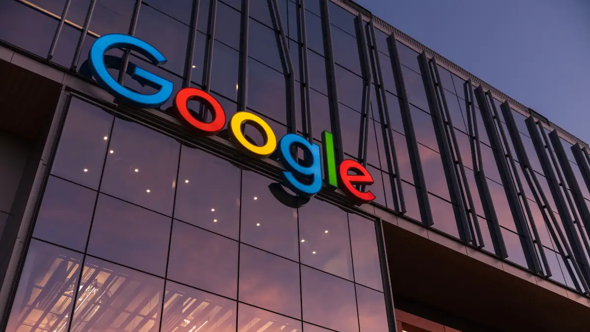 Google-Logo an Glasfront