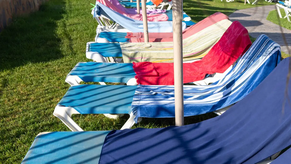 Mit Handtüchern reservierte Pool-Liegen