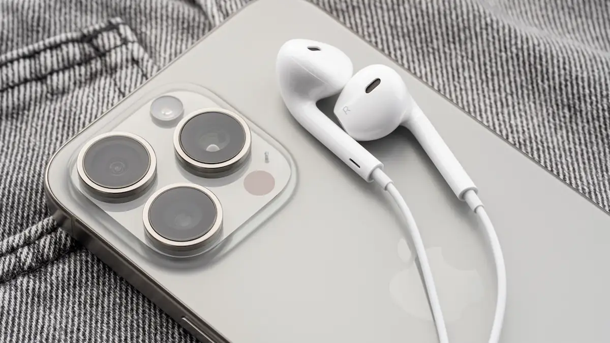 iPhone mit weißen Kabel-Kopfhörern
