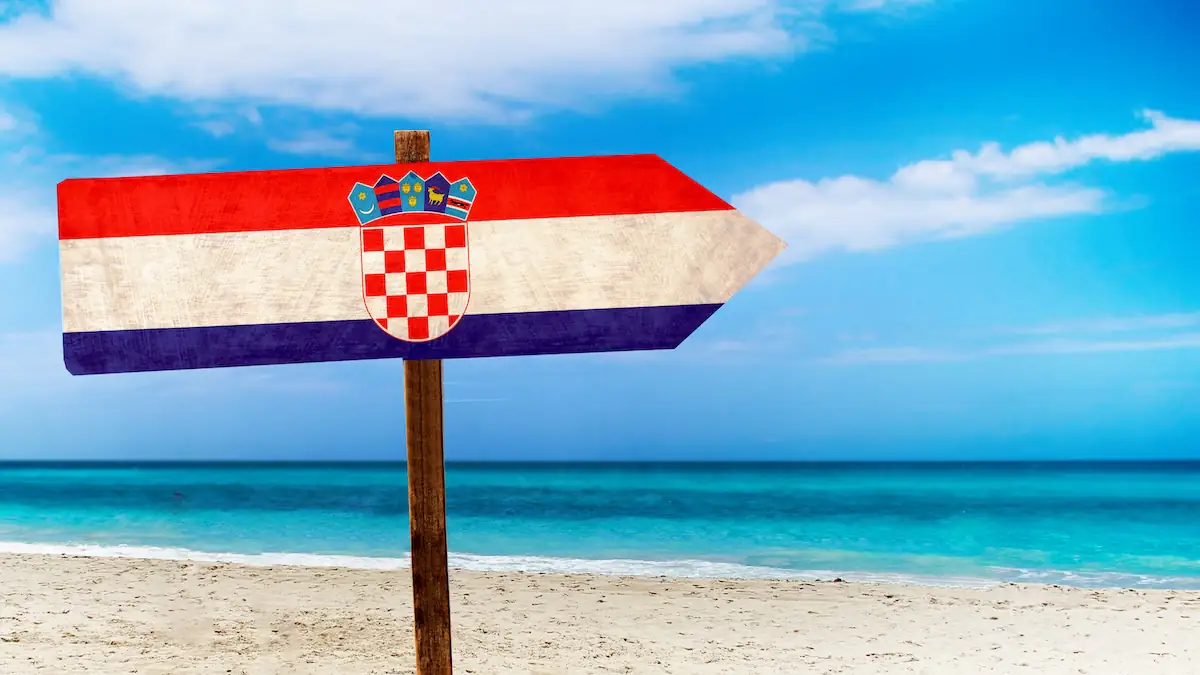 Flagge von Kroatien auf einem Holzschild am Strand