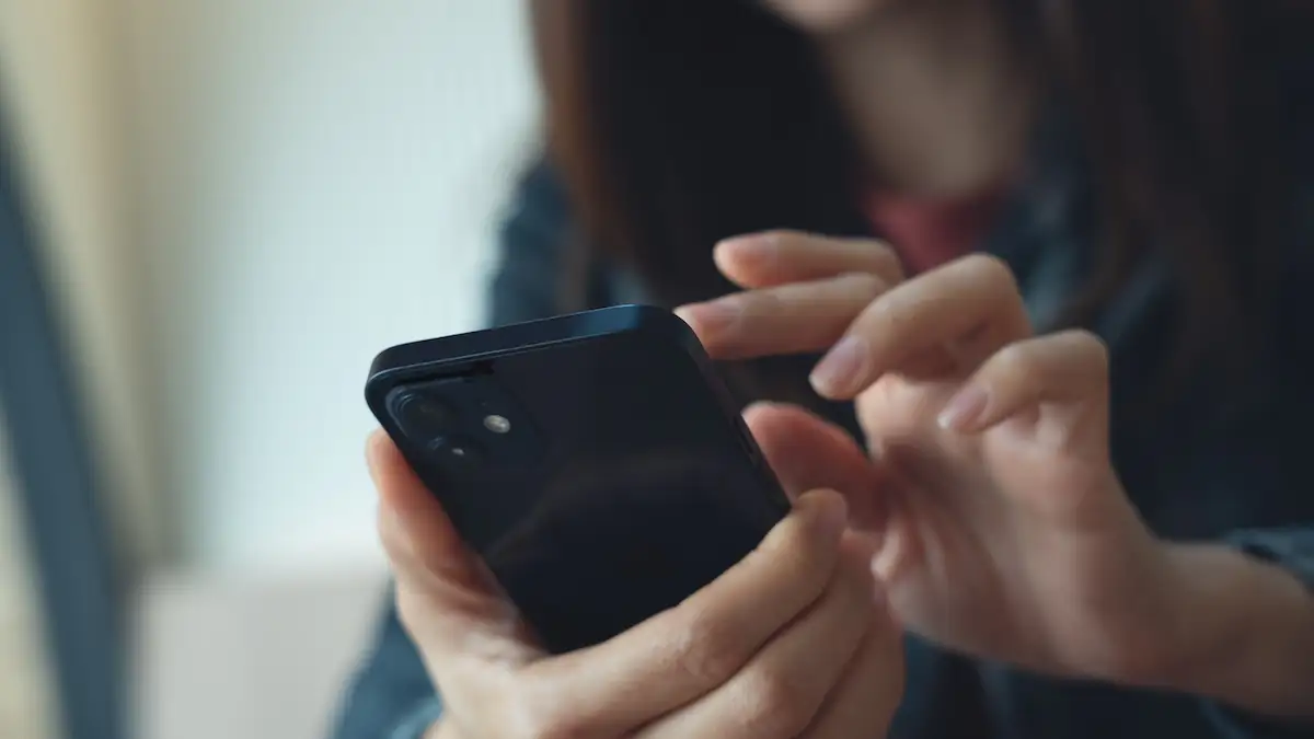 MMS-Abschaltung: Frau mit Smartphone in der Hand