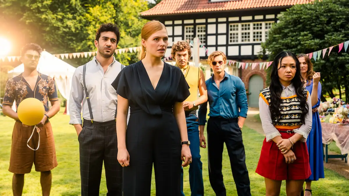 Cast von „Maxton Hall“ bei einem Sommerfest