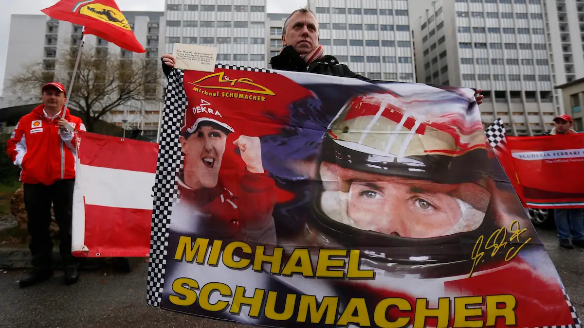 Fans vor Krankenhaus in Grenoble, in dem Michael Schumacher behandelt wird (2014)