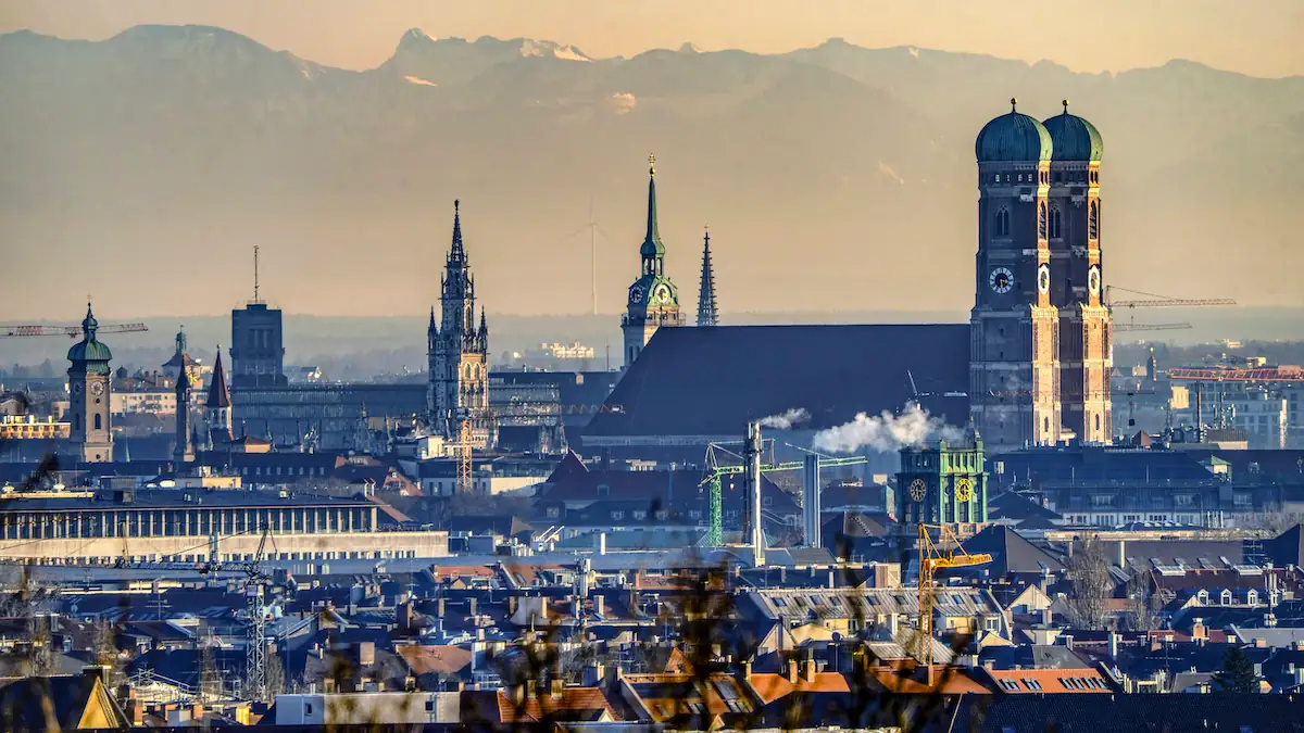 Uber plant Test mit autonomen Taxis in München: Stadtpanorama von München vor den Alpen