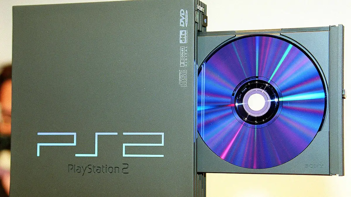 PlayStation 2 mit ausgefahrenem DVD-Laufwerk