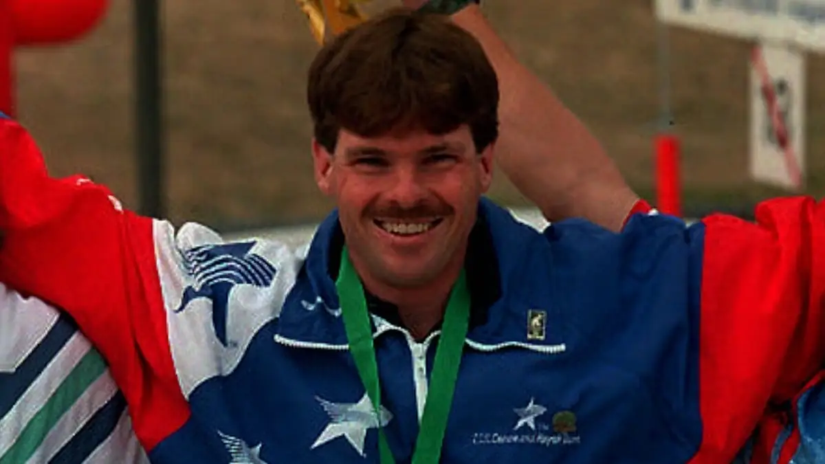 Der ehemalige Kanute David Hearn bei einer Siegerehrung 1995