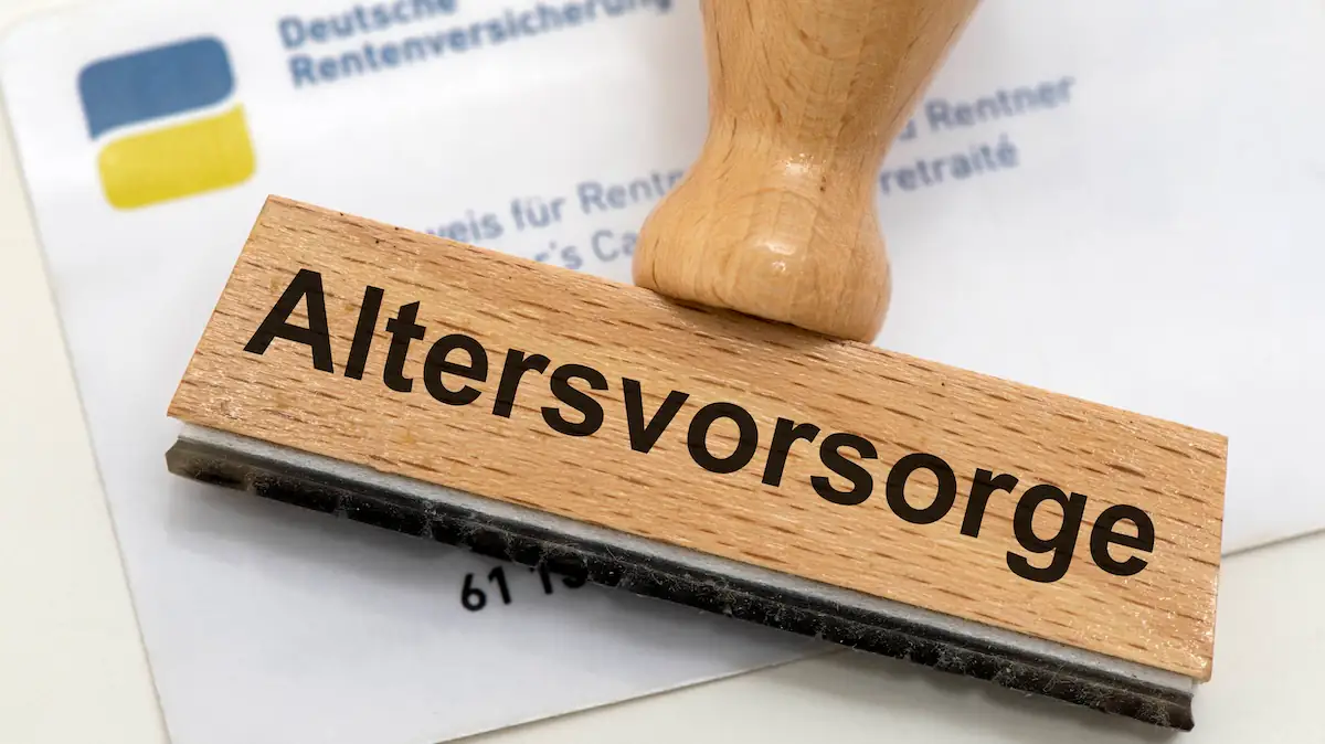 Stempel mit „Altersvorsorge“ auf einem Bescheid der Deutschen Rentenversicherung